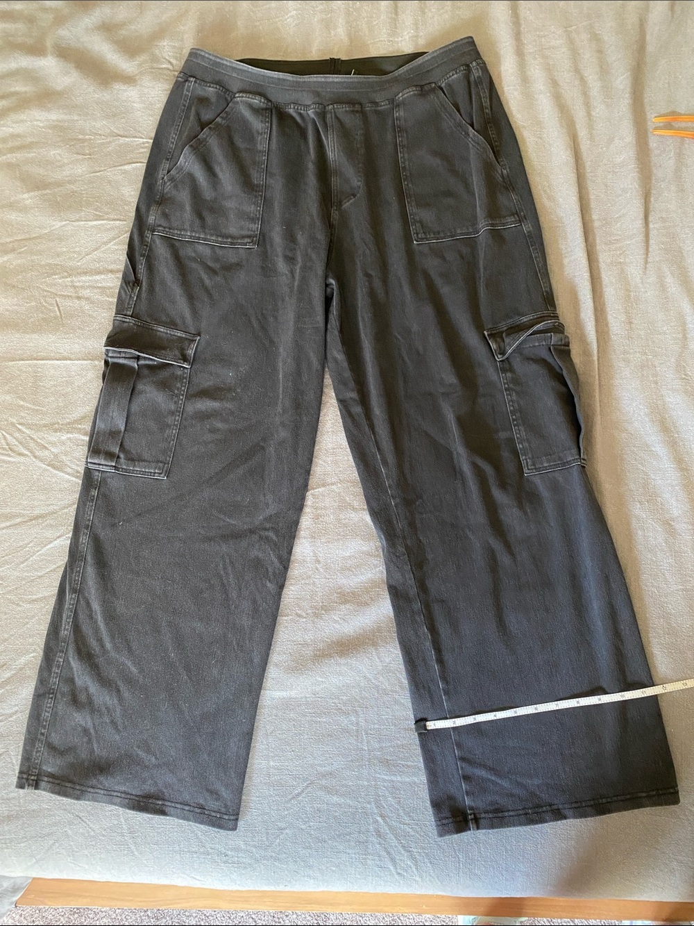 HALARA Women's Wide-Leg Cargo Pants in Charcoal Black